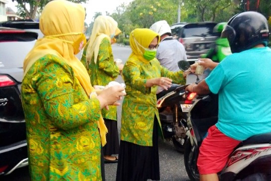 Pengajian Alhidayah Golkar Riau Bagikan Takjil untuk Masyarakat Pekanbaru